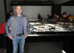 Jędrzej Jankowiak na tle makiety centrum Wrocławia, nad którą wraz z zespołem MCW Studio pracował przez pięć miesięcy