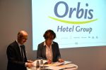 Umowę podpisują: Bartłomiej Szmajdziński (Orbis) oraz Małgorzata Szafoni-Chorbińska (dyrektor szkoły)