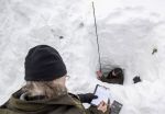 Mierzenie pokrywy śnieżnej w Dolinie Łaby. Fot. David Taneček, ČTK
