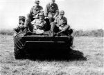 Żołnierze na transporterze opancerzonym OT-65. Fot. Post Bellum