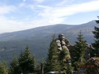 Karkonoszowe Skały spod Wyszogórki na tle Smogornii, Tępego Szczytu i Małego Szyszaku, oraz Suchej Przełęczy