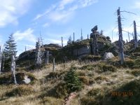 Obła Opoka z Pustego Siodła, widoczna Szolka