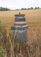 Zachowany cokół kapliczki kolumnowej skradzionej w latach 90.