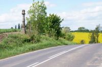 Kapliczka kolumnowa przy drodze do Pławnej