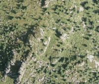 Na ramce pn. widoczna płd. część Strzyg (Skorpiona) a na wsch. Hymel i Połomna. Między Skorpionem i Obłą Opoką (w całośći tylko na zdjęciu satelitarnym!) jest Puste Siodło. Na Wyszogórce ciąg skalny Wysoczyńca a po zach. stronie niższy Ptasiniec na którego pn. krańcu widać Wartownię. Pod Wysoczyńcem od zach. Karkonoszowe Skały a na płd. od nich Pudelek, Wywrotka, Jagniątki i Cietrzewie