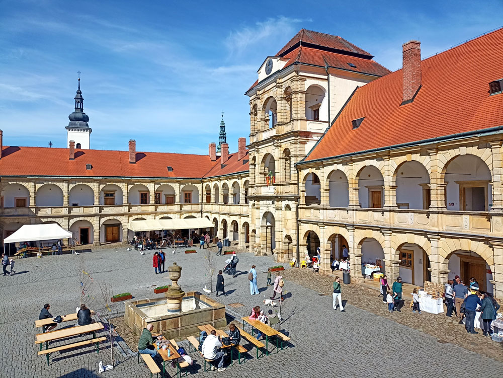 dziedziniec_palacowy.jpg