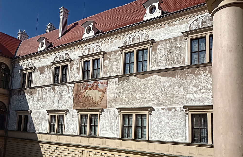 dziedziniec_sgraffito.jpg