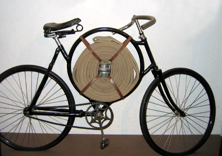jara_cimrman_rower_strazacki.jpg