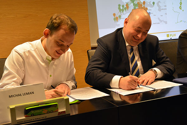 Michał Leman (FlixBus) i Krzysztof Balawejder (Polbus) podpisują umowę o współpracy Michał Leman (FlixBus) i Krzysztof Balawejder (Polbus) podpisują umowę o współpracy